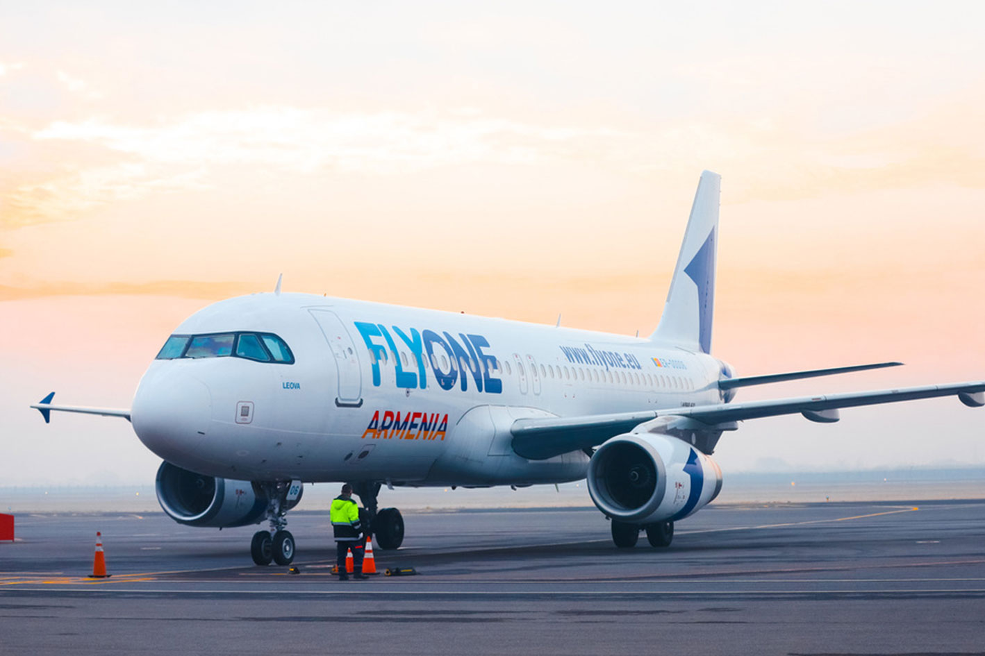 Армения прямой рейс. Авиакомпания Fly one Armenia. Airbus a 320 flyone Armenia. Аэробус а320 Fly one Armenia. Рейс Ереван Тбилиси.